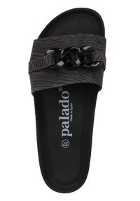 Zwarte slide-sandaal met een zebra-patroon stofriem en een stevige zwarte kettingaccent aan de voorkant. Zachte voetbed voor comfort.