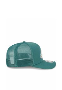 Casquette de baseball teal avec un devant solide et un dos en mesh respirant. Elle dispose d'un bord incurvé et d'un logo brodé à l'avant.