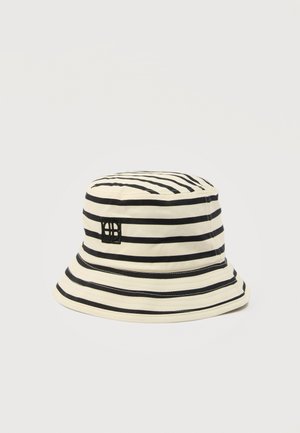 Κρεμ καπέλο τύπου bucket με μαύρες οριζόντιες ρίγες και μικρό μαύρο κεντημένο λογότυπο στο μπροστινό μέρος.