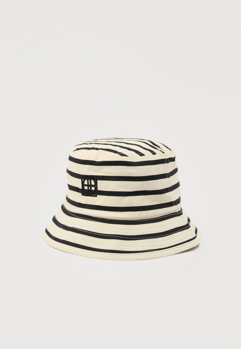 Κρεμ καπέλο τύπου bucket με μαύρες οριζόντιες ρίγες και μικρό μαύρο κεντημένο λογότυπο στο μπροστινό μέρος.