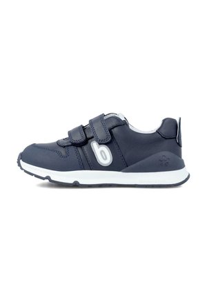 Zapatilla azul marino con dos cintas de velcro, detalles en blanco y suela de goma. Cuenta con una puntera redondeada y un logotipo en relieve en el lateral.