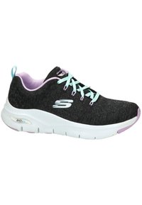 Zapatilla deportiva negra con parte superior de punto texturizado, cordones azul claro y media suela blanca. Presenta el logo "Arch Fit" y acentos morados.