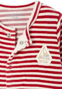 Roter und weißer gestreifter Baby-Overall mit Druckknöpfen und einem Segelboot-Patch, das zwei Bären mit Schals zeigt.
