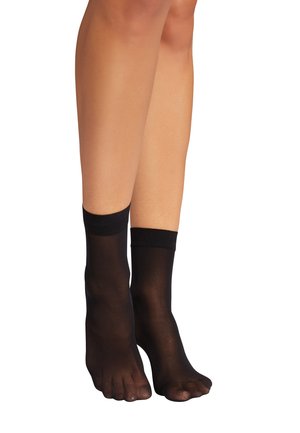 Schwarze, durchsichtige Knöchelsocken mit einer glatten Textur und einem weichen, schwarzen elastischen Bündchen, die den Fuß bedecken, ohne die Zehen vollständig zu bedecken.