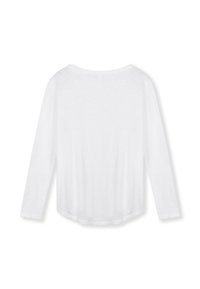 Camicia bianca a maniche lunghe con orlo arrotondato, dalla texture morbida e dal collo a giro. Il tessuto sembra leggermente trasparente e leggero.