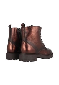 Botas de tobillo metálicas marrones con un acabado texturizado, cordones en la parte delantera, cremallera lateral y suelas de goma robustas.