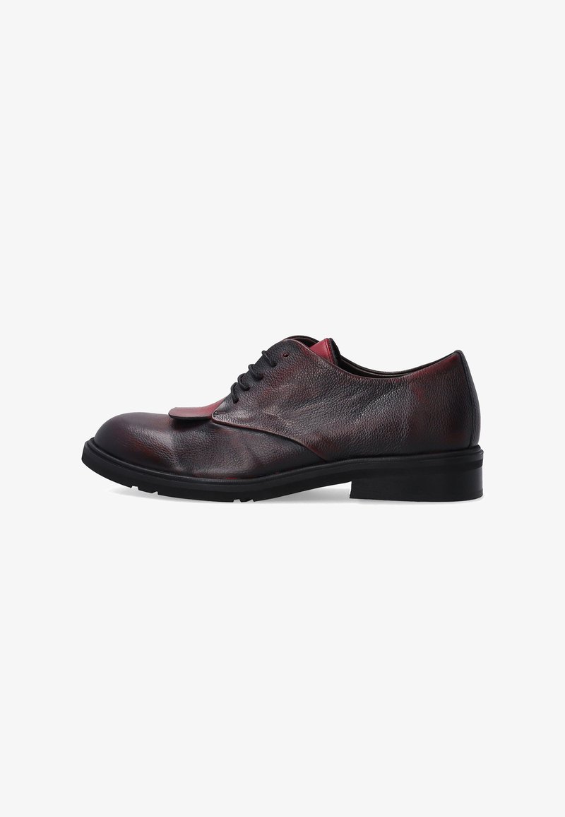 Schwarze und rote Leder Derby-Schuhe mit strukturierter Oberfläche, runder Spitze und schwarzer Sohle. Verfügt über fünf Ösen und ein minimalistisches Design.