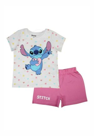Le pyjama pour enfants comprend un T-shirt blanc avec un graphique de Stitch bleu et des cœurs pastels, accompagné d'un short rose portant le texte "STITCH".