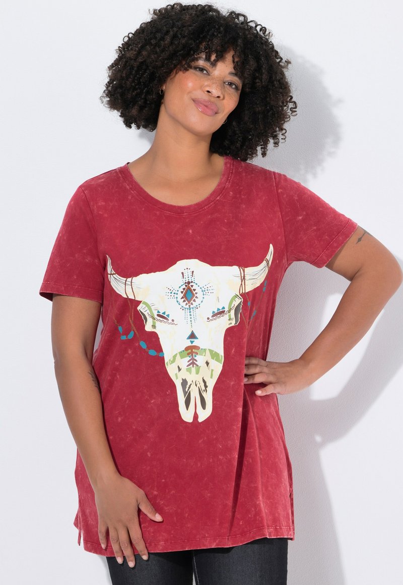 Rode t-shirt met korte mouwen met een stierenkopafbeelding in het wit, groen en blauw. Zacht, gestructureerd materiaal, afgeronde zoom met zijslits.
