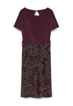 Paars korte mouw jurkje met een wikkelstijl bovenstuk en een patroonrok met paisley- en geometrische ontwerpen.