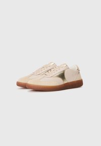 Sneaker in scamosciato beige con accenti metallici dorati, punta rotonda, suola in gomma piatta e design con lacci. Texture liscia con materiali a contrasto.