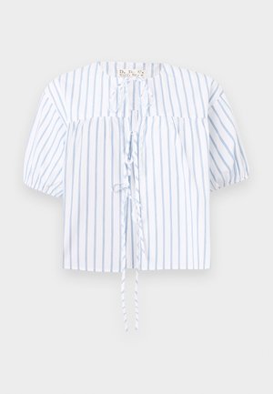 Λευκό μπλουζάκι με κάθετες μπλε ρίγες, κοντά καμπανέ μανίκια, στρογγυλή λαιμόκοψη και μπροστινές δέσεις.