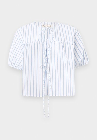 Λευκό μπλουζάκι με κάθετες μπλε ρίγες, κοντά καμπανέ μανίκια, στρογγυλή λαιμόκοψη και μπροστινές δέσεις.