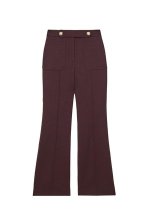 Magas derekú, sötét v борhátú, bő szárú nadrág elülső zsebekkel és két arany díszgombbal a derékpánton.