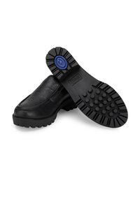 Schwarze Leder-Loafer mit strukturierter Oberfläche, Gummiaußensohle mit hexagonalem Muster und blauem Akzent an der Ferse, entworfen für Komfort und Grip.