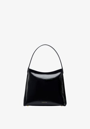 Schwarze glänzende Lederhandtasche mit einem einzelnen Trageriemen und kleinem goldfarbenem Textlogo unten in der Mitte mit der Aufschrift Victoria Hyde.