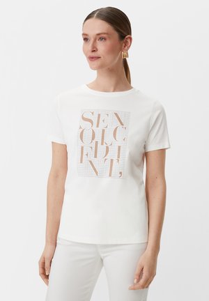 Witte katoenen t-shirt met een grote grafische print in een lichtbeige kleur met tekst. Korte mouwen en een ronde hals.
