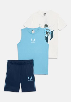 Weißes Kurzarmhemd mit Messi-Grafik, hellblaues ärmelloses Shirt und dunkelblaue Shorts mit Messi-Logo und hellblauen Streifen.