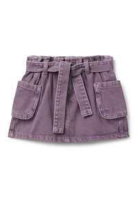 Falda de mezclilla púrpura con cintura ceñida, diseño plisado, dos bolsillos frontales y detalles de costura visibles. Textura suave y estilo casual.