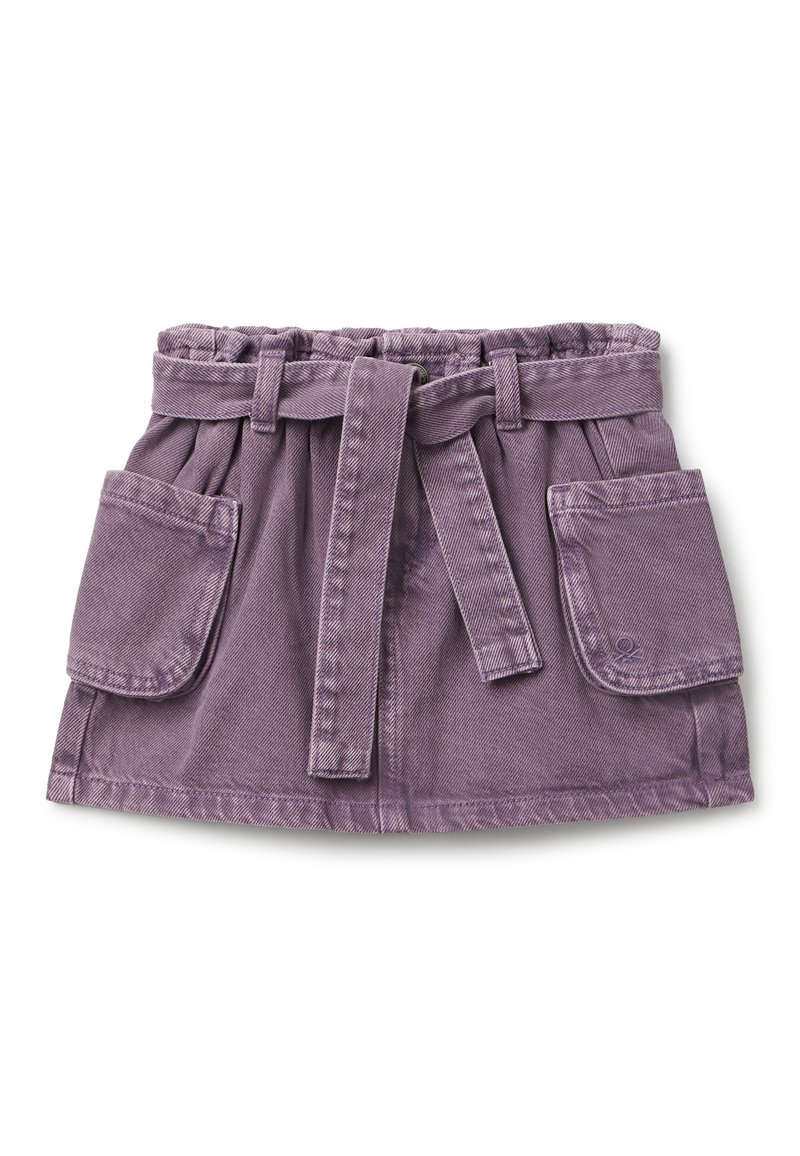 Falda de mezclilla púrpura con cintura ceñida, diseño plisado, dos bolsillos frontales y detalles de costura visibles. Textura suave y estilo casual.
