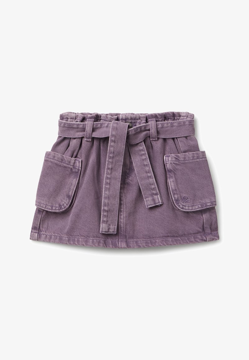 Paarse spijkerrok met een ceintuursluiting, geplooid ontwerp, twee voorzakken en zichtbare stikseldetails. Zachte textuur en casual stijl.