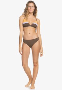 Bruin tweedelig bikini set met een driehoekig bovenstuk met oranje, lavendel en witte strepen. De broekjes zijn eenvoudig en effen bruin.