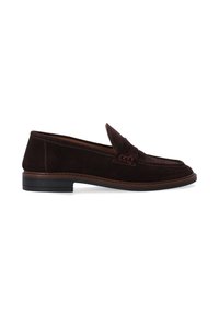 Donkerbruin suède herenslippers met een lage gestapelde hak, moc toe stiksels en een pennystrapdetail, getoond in rechter profiel op een witte achtergrond.