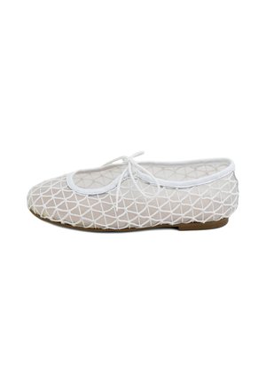 BAILARINA CON Y LAZADA PAPANATAS - Bailarinas - blanco