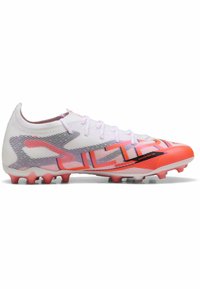 Balti futbolo batai su rožiniais ir oranžiniais akcentais, turintys tekstūruotą viršutinę dalį, elegantišką dizainą ir formuotus guminius nendres geresniam sukibimui.