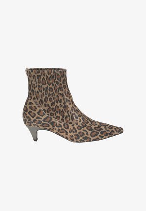 Bottines à imprimé léopard, en tissu doux, avec un bout pointu, une forme effilée, un talon de hauteur moyenne et une ouverture élastiquée pour un enfilage facile.