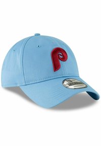 Gorra de béisbol azul claro hecha de tela, con un logotipo rojo bordado en la parte frontal, visera curva y correa ajustable en la parte posterior.