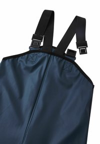 Masă impermeabilă din material de culoare albastru profund, cu curele ajustabile negre cu clipsuri din plastic și accente cusute aproape de vârf.