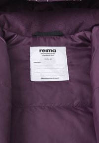 Lilla isolerede jakkeindvendig med glat foer, mærkevisning "Reima", størrelse 104/4T, og plejeinstruktioner.
