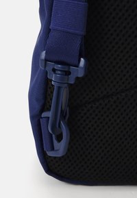 Tommy Hilfiger ESSENTIAL SLING BAG UNISEX - Marsupio - blue ink