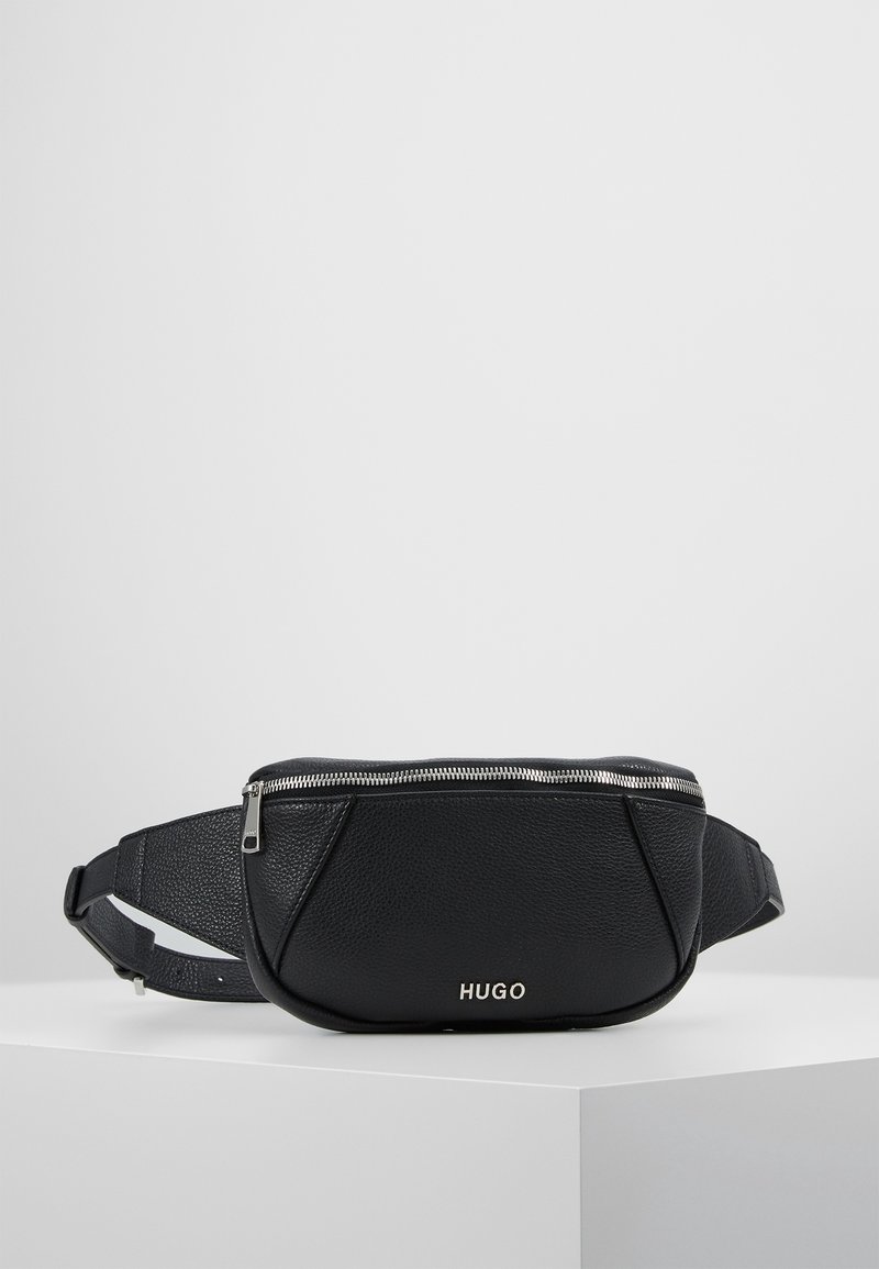 Marsupio in pelle nera con finitura texturizzata, zip argentata e dettaglio del logo. Caratterizzato da una tracolla regolabile per una vestibilità sicura.