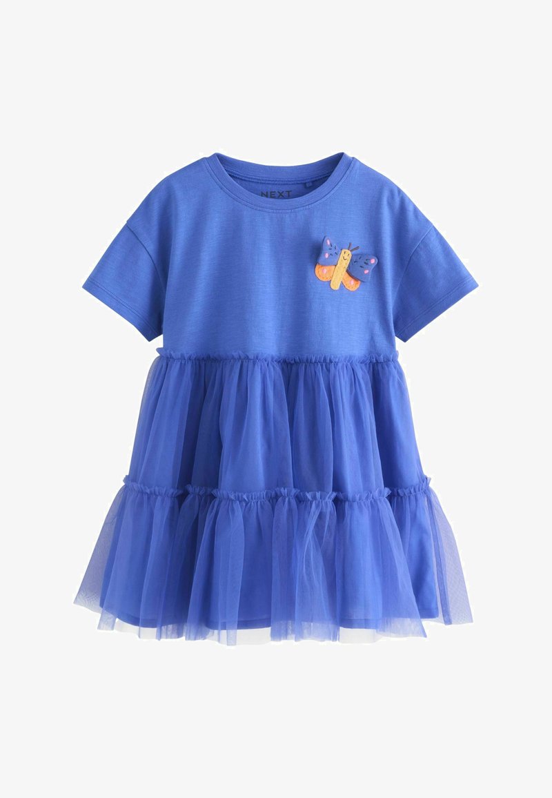 Modré šaty s krátkym rukávom, s vrstvami tylovej sukne a malou farebnou motýľovou aplikáciou na hrudi.