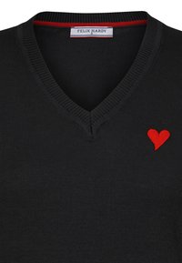 Schwarzer gestrickter Pullover mit V-Ausschnitt, der auf der linken Seite eine rote Herzbestickung und einen roten Akzent entlang des Ausschnitts aufweist.