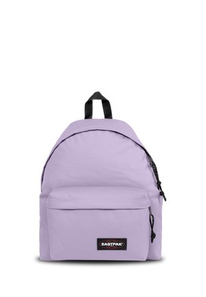 Mochila de tela púrpura con forma redondeada, bolsillo con cremallera en la parte frontal, cremallera y acentos negros, y un asa en la parte superior. Logotipo de la marca en la parte delantera.