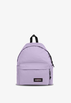 Zaino in tessuto viola, con forma arrotondata, tasca frontale con zip, zip e dettagli neri, e manico superiore. Logo del brand sulla parte anteriore.