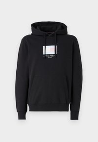 Felpa nera con tasca frontale, cappuccio con cordino e un design grafico con linee rosse, bianche e blu. Logo mostrato sul petto.