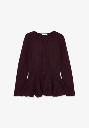 Bordeaux gebreide cardigan met lange mouwen, ronde halslijn en vijf knopen sluiting. Kenmerkt zich door een uitlopende zoom bij de taille.
