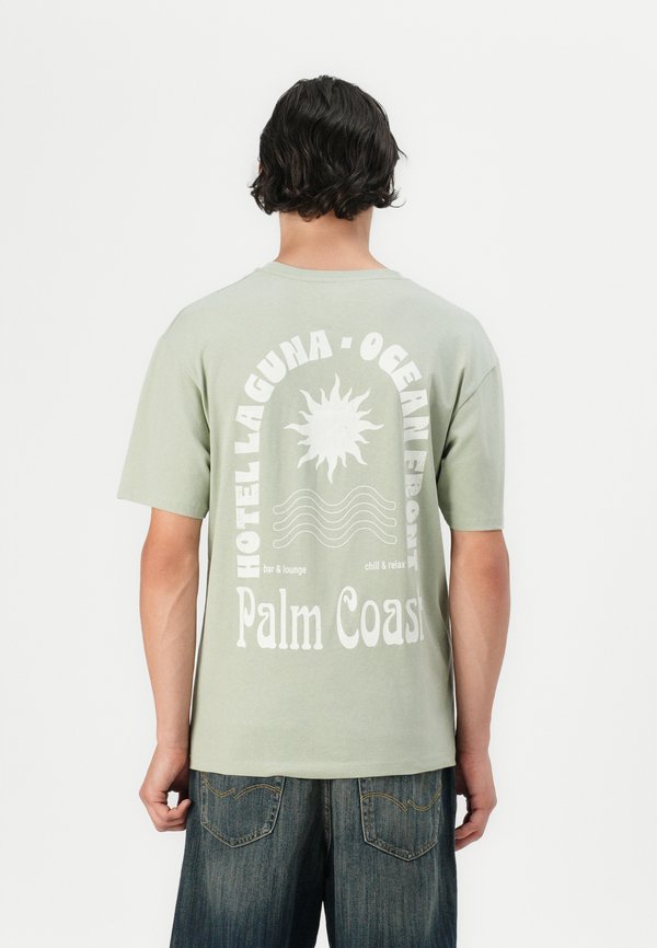 JORPALM COAST TEE - Print T-shirt - desert sage