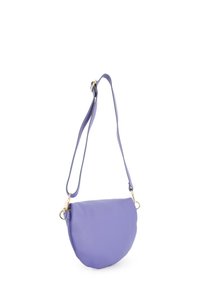 Fioletowa skórzana torebka crossbody o zaokrąglonym kształcie, z złotymi dodatkami i pojedynczym regulowanym paskiem. Gładka tekstura z minimalnym zdobieniem.