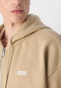 HUGO NARDIMEZ - Sweat zippé - medium beige
