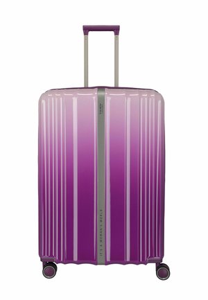 Maleta rígida con degradado púrpura, asa retráctil y cuatro ruedas giratorias, de pie en posición vertical sobre fondo blanco.