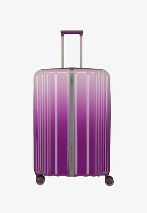 Maleta rígida con degradado púrpura, asa retráctil y cuatro ruedas giratorias, de pie en posición vertical sobre fondo blanco.
