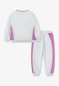 Σετ γκρι φούτερ και παντελόνι, με ροζ πλαϊνά πάνελ. Μαλακό ύφασμα, άνετη εφαρμογή, μακριά μανίκια και ελαστική μέση για άνεση.