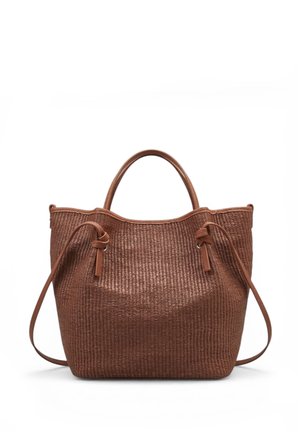Brązowa pleciona torba typu tote z krótkimi uchwytami i długim paskiem, z troczkami po obu stronach.