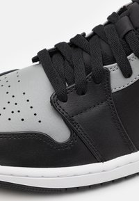 Jordan AIR JORDAN 1 MID - Sapatilhas de cano alto - black/hot punch/white/particle grey
