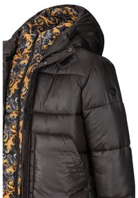 Schwarze Daunenjacke mit Kapuze, mit einem orange- und grau gemusterten Innenfutter, Frontreißverschluss und einer großen Tasche auf der linken Seite.
